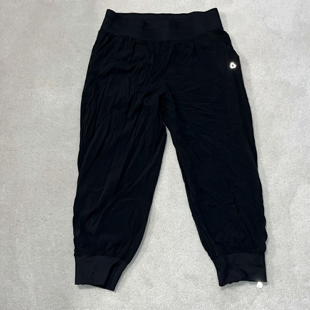 TITIKA Black Women’s ACTIVE Windbreaker Capri Cuffed Baggy Joggers. Size 2 or 4